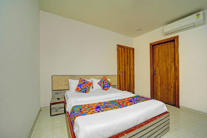 Room 10 of 28