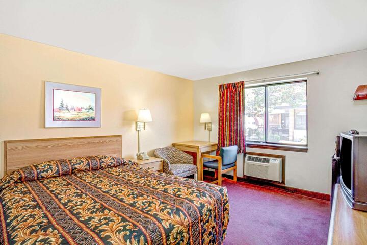 1 Queen Bed (7 of 19)