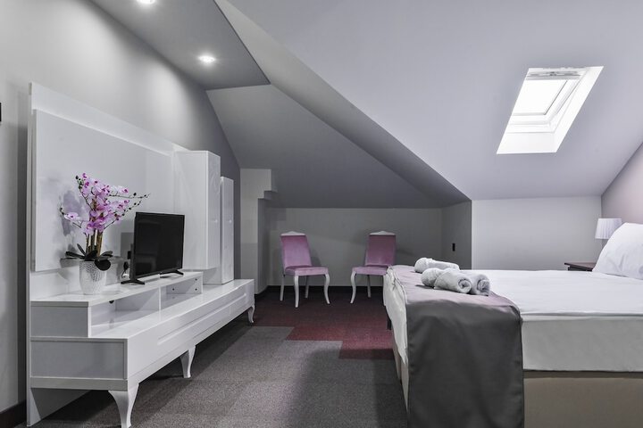 Room 4 of 55