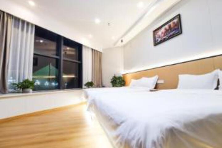 Room 8 of 9