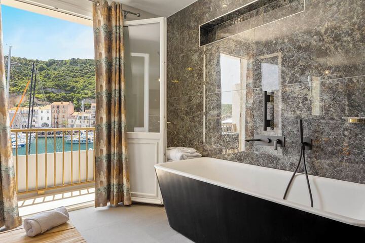 Room 10 of 32