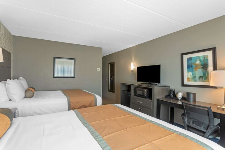 2 Queen Beds Exterior Entrance First Floor Microwave and Refrigerator WiFi Pet Friendly Room Full Breakfast (9 of 12)