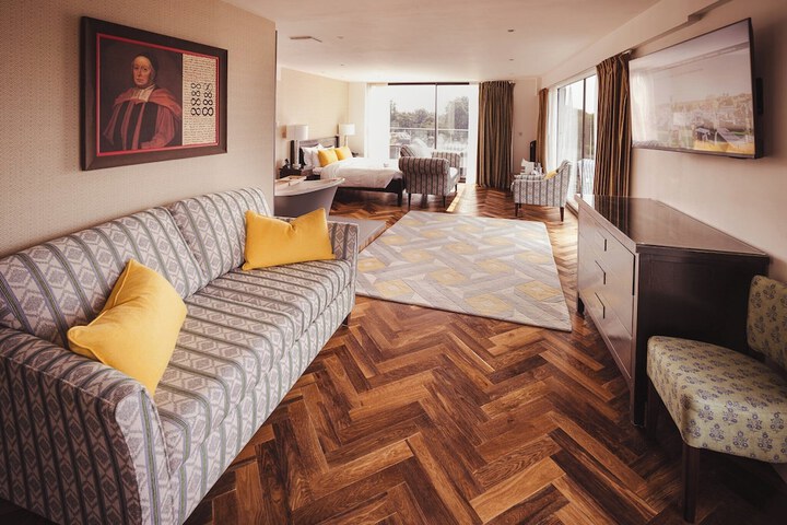 Room 33 of 74