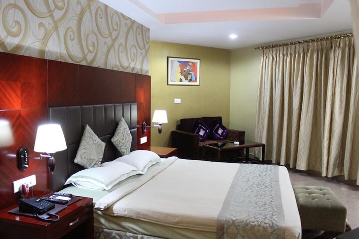 Room 4 of 83