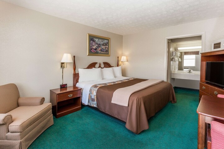 1 King Bed (4 of 6)