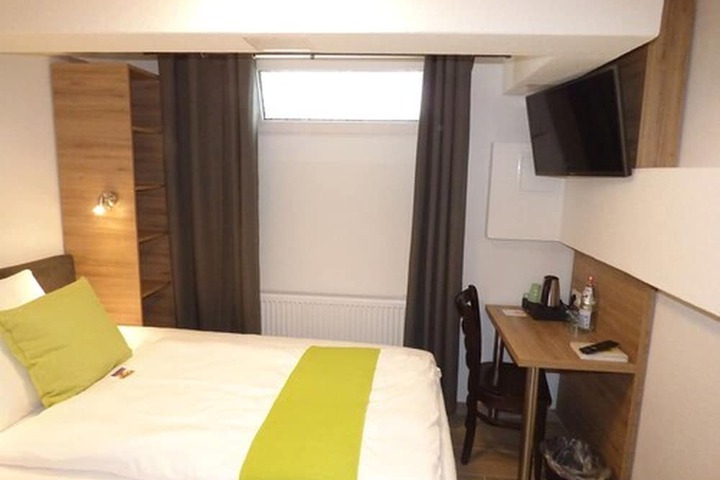 Room 17 of 40