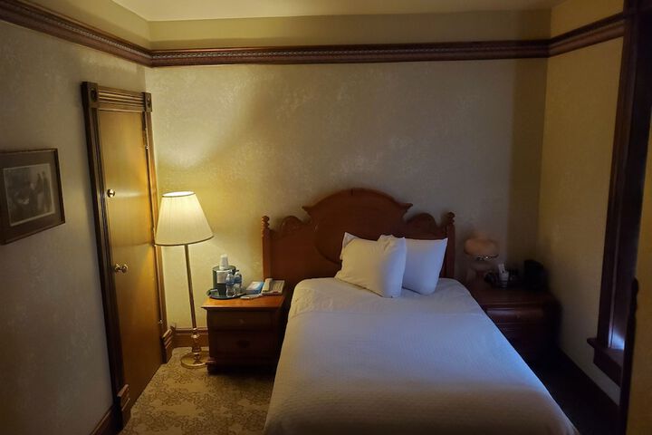 Room 6 of 150