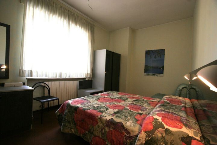 Room 6 of 25