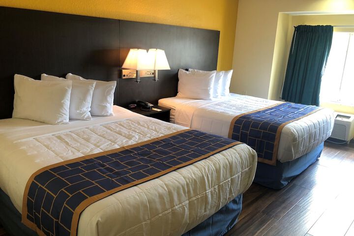 1 Queen Bed (25 of 36)
