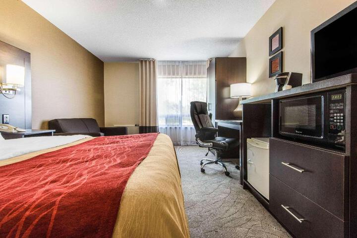 1 Queen Bed (2 of 9)