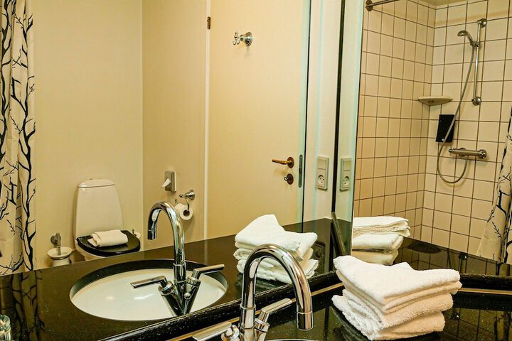Room 155 of 214