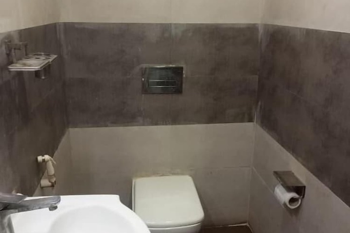 Room 10 of 13