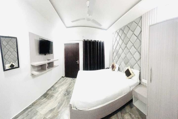 Room 3 of 10