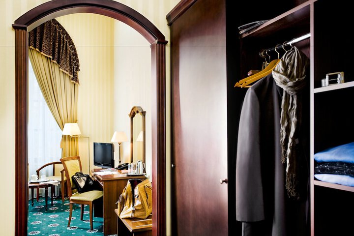 Room 10 of 77