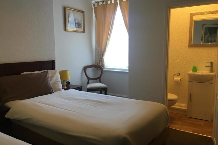 Room 5 of 102