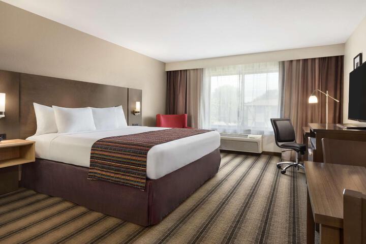 1 King Bed Accessible (6 of 6)