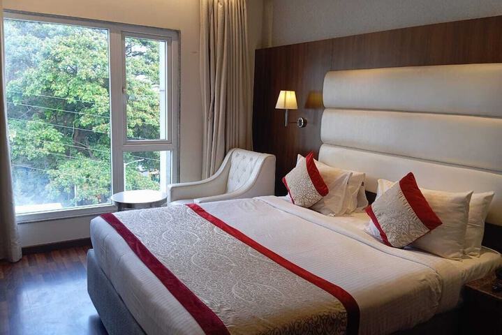 Room 6 of 9