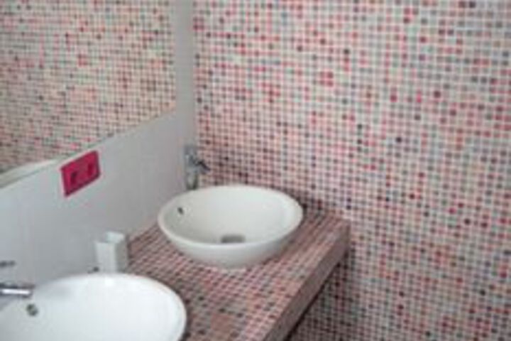 Room 6 of 42