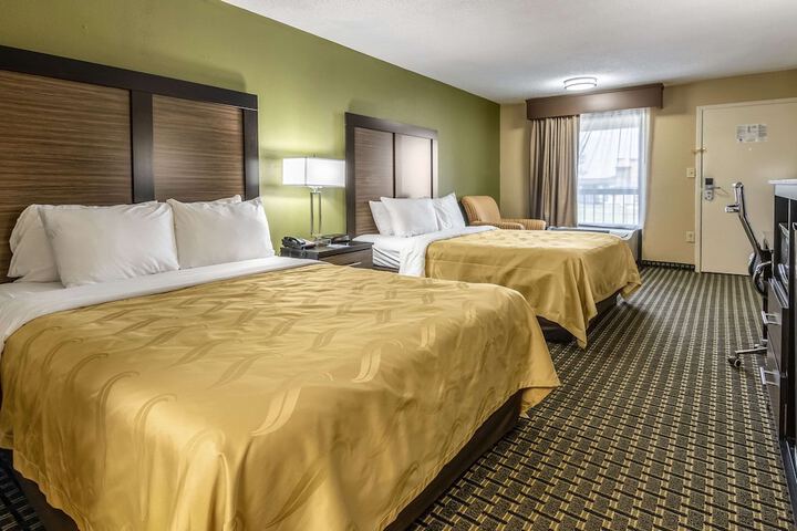 2 Queen Beds (9 of 11)
