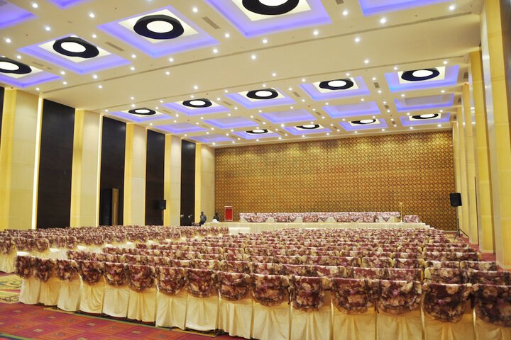 Ballroom/Hall 35 of 37