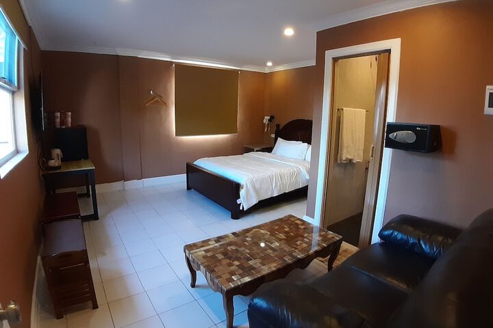 Room 13 of 16