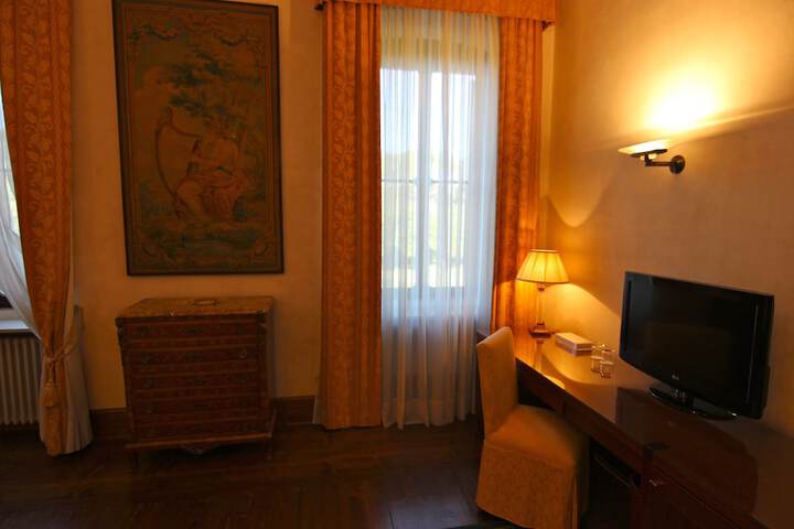 Room 34 of 175