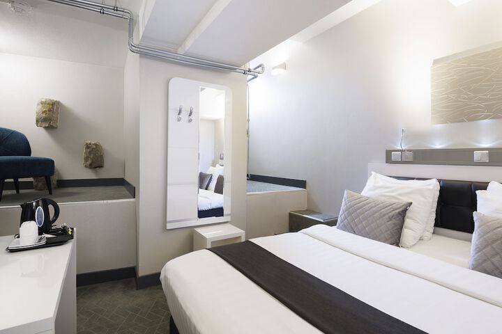 Room 32 of 74