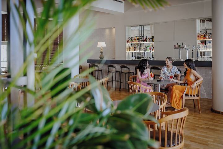 Lounge 60 of 77