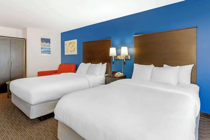 1 Queen Bed Accessible (8 of 8)