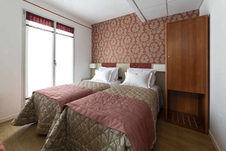 Room 6 of 12