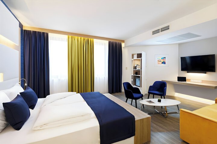 Room 11 of 25