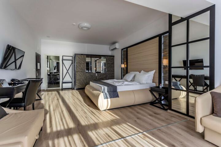 Room 37 of 318