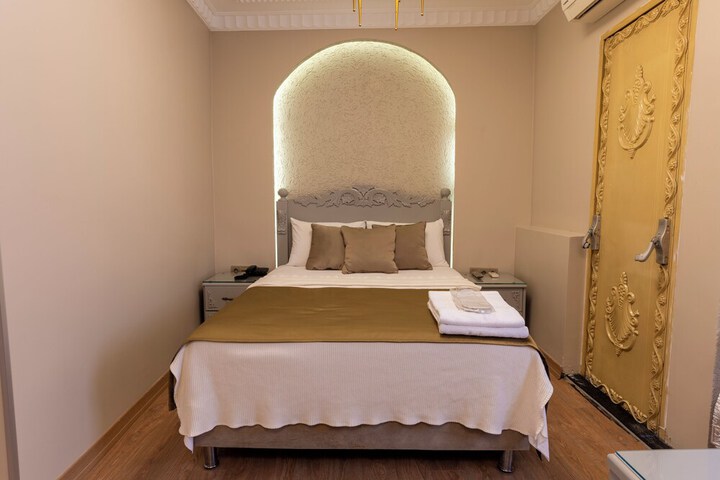 Room 12 of 77