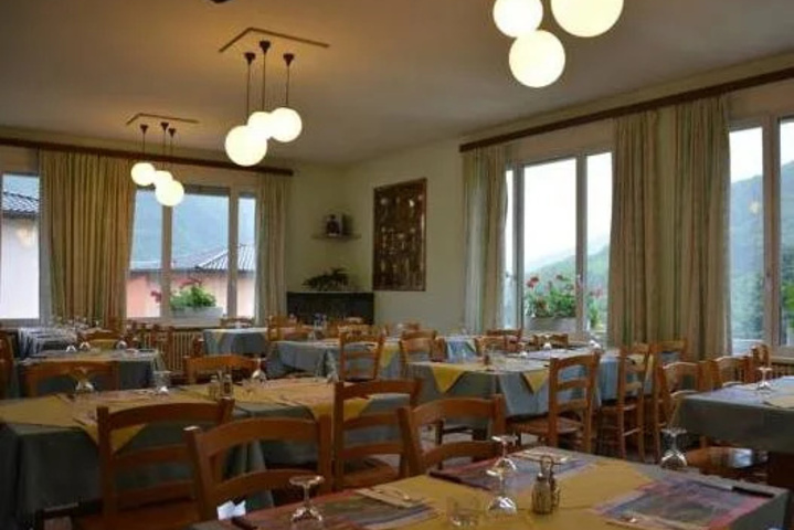 Dining 16 of 19