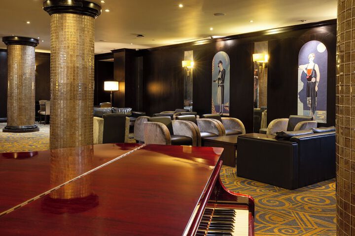 Lounge 67 of 122