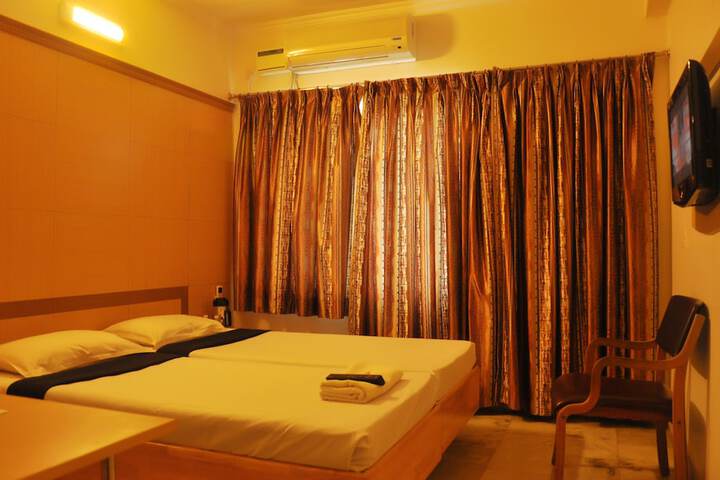 Room 8 of 33