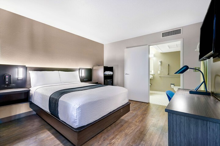 Room 16 of 36