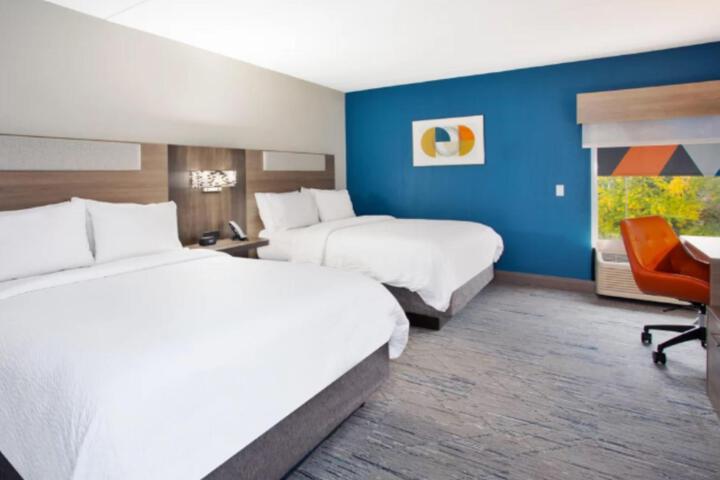 2 Queen Beds (3 of 13)