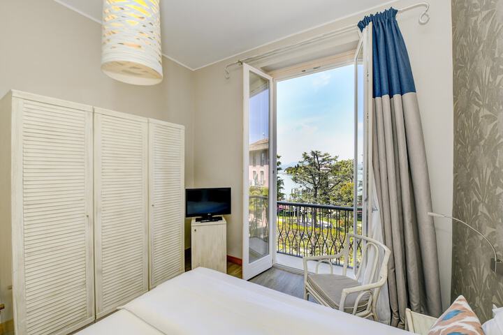 Room 42 of 164