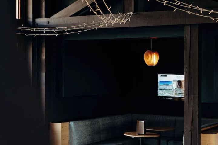 Lounge 74 of 87