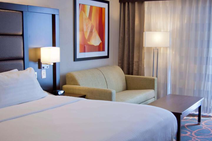 1 King Bed (2 of 7)