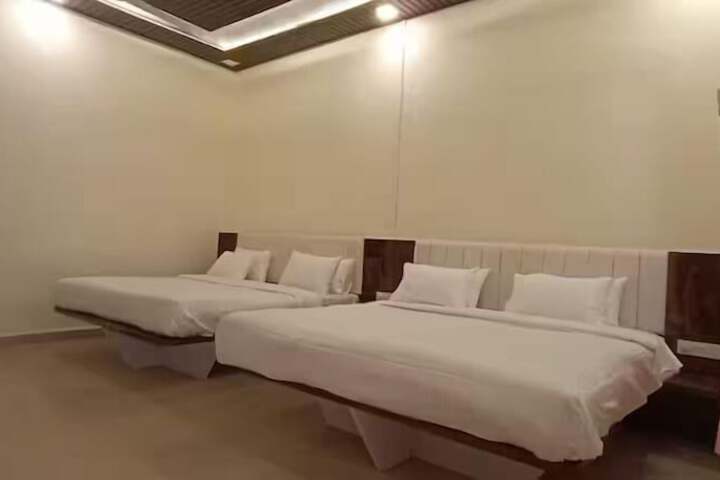 Room 11 of 25