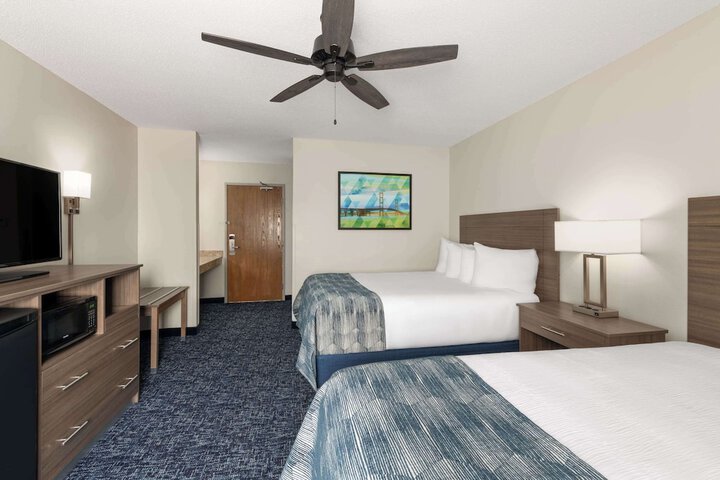 1 Queen Bed Accessible Room (11 of 14)