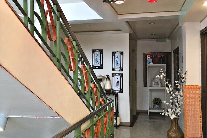 Ballroom/Hall 35 of 40