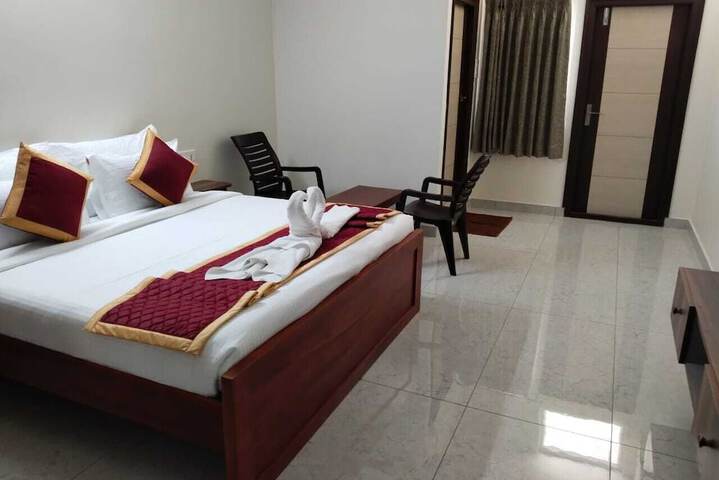 Room 7 of 12
