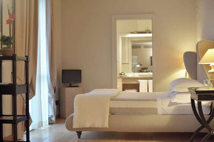Room 28 of 216