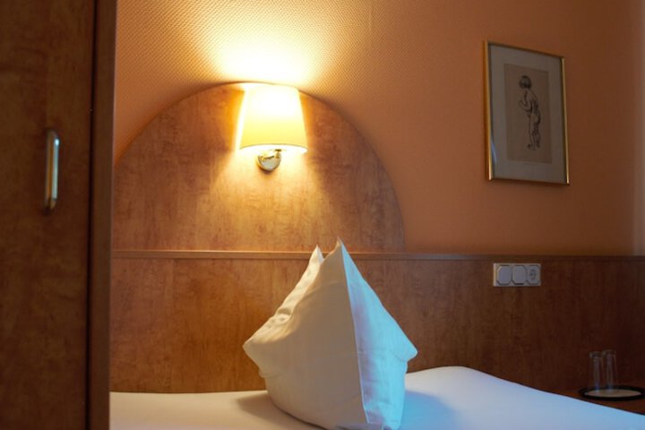 Room 16 of 49