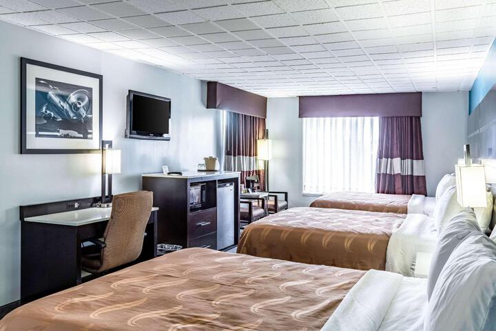 1 Queen Bed (7 of 9)