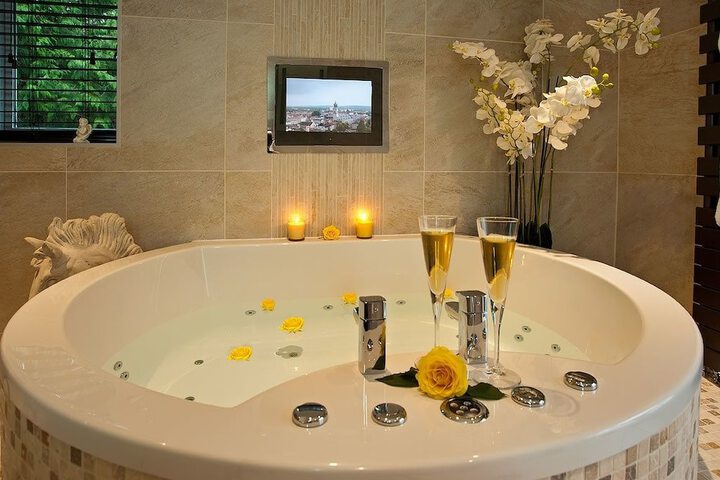 Hot Tub 387 of 390