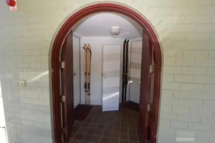 Room 6 of 10